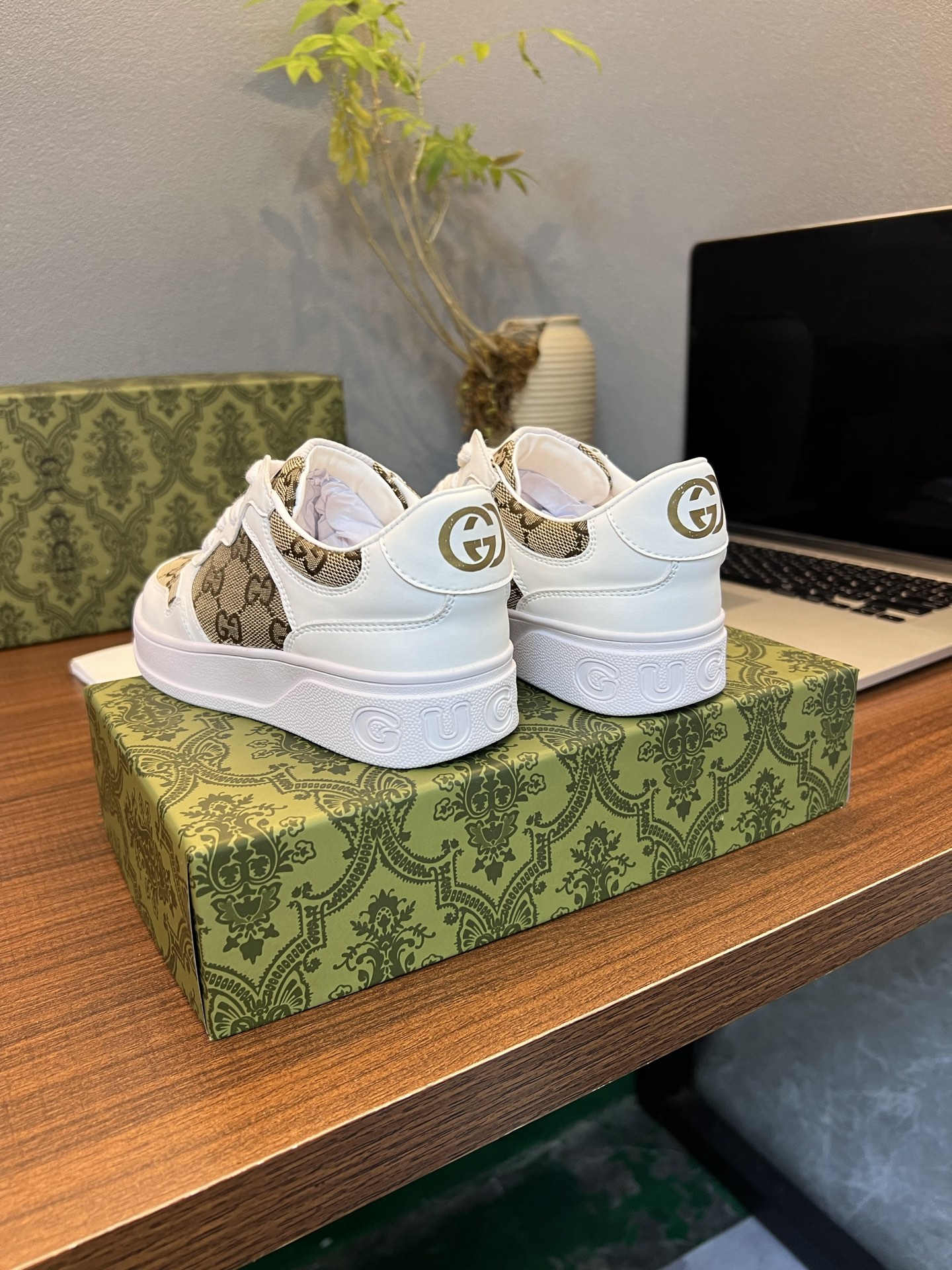 Children's shoes child